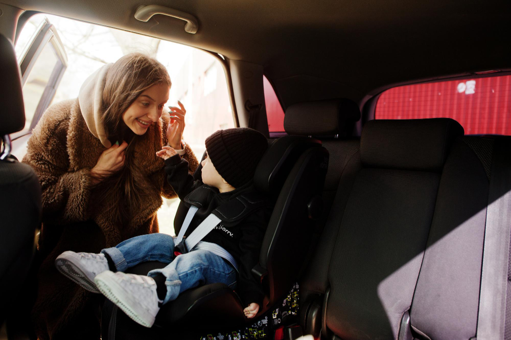 Chirie auto Chișinău cu scaun auto pentru copil extra: ce oferă Crazyrent