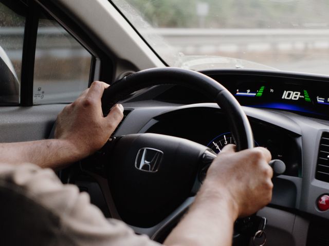 Как экономно ездить на арендованном автомобиле: 5 привычек, которые снижают расход топлива